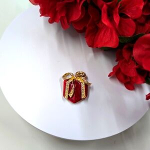 Present Design Vintage Brooch with Genuine Crystal and Enamel Accents